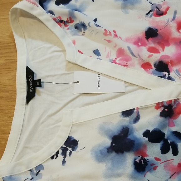 RW&CO white short sleeve floral print blouse small NWT - Picture 4 of 10